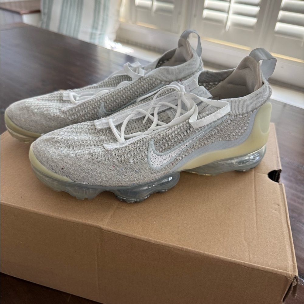 Nike Light Grey/White Flyknit VaporMax Slip-On Sneakers